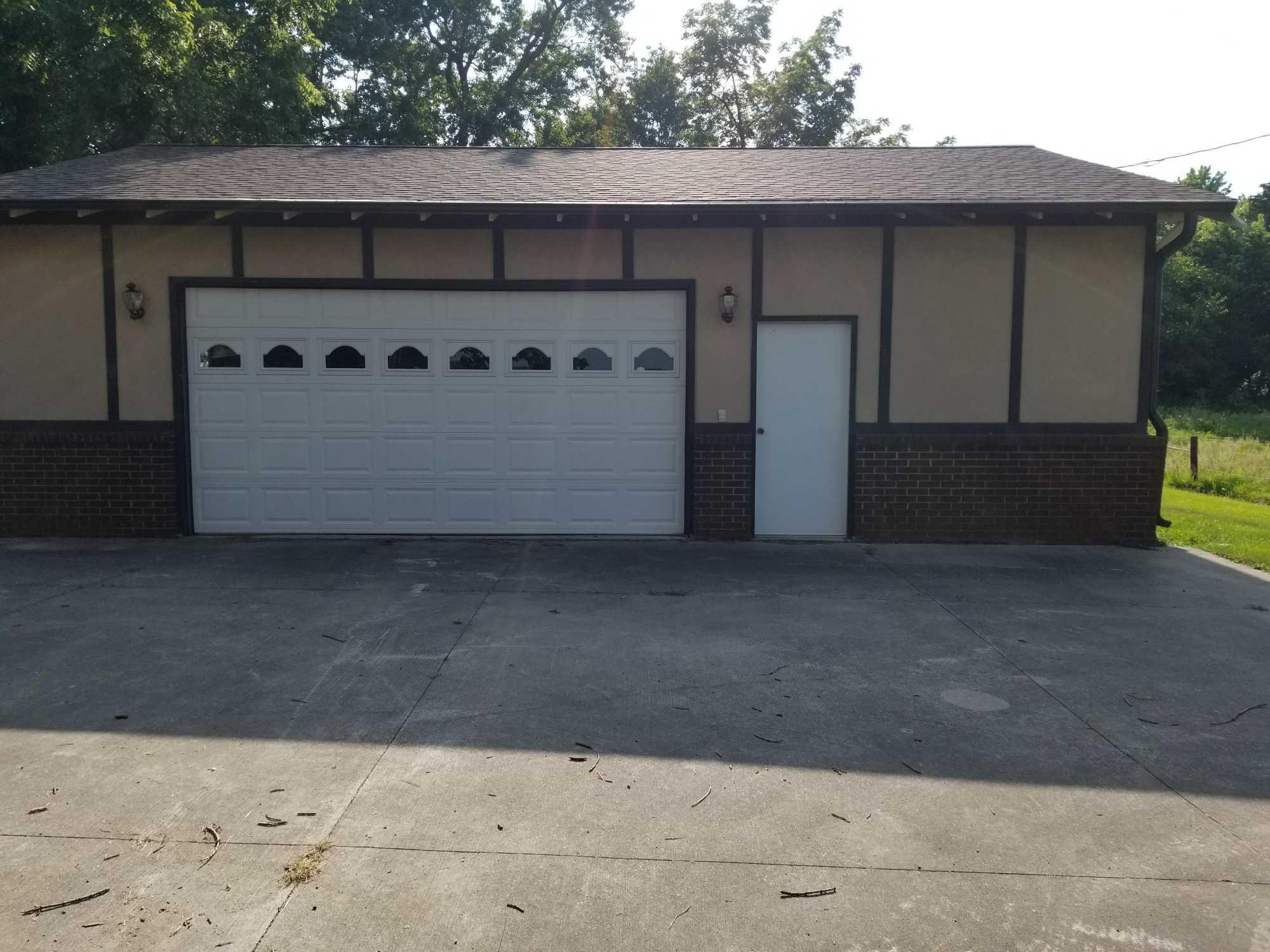 HOUSE, GARAGE, WICK METAL BUILDING, BARN 19.5 ACRES