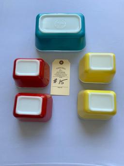 FIVE PYREX RED, YELLOW AND BLUE REFRIGERATOR DISHES WITH LIDS