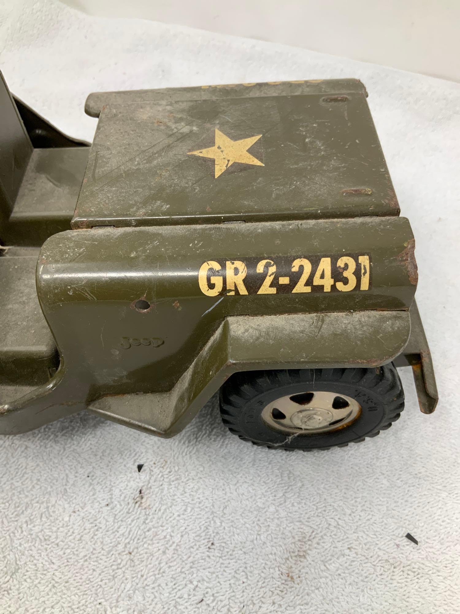 Vintage GR2-2431 Tonka Army pressed steel Jeep