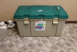 Rubbermaid Locking Tote
