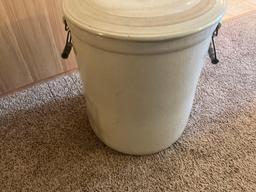 Western Stoneware 12 gal. crock w/lid & handles