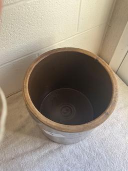 Monmouth Pottery Co 4 gal. crock