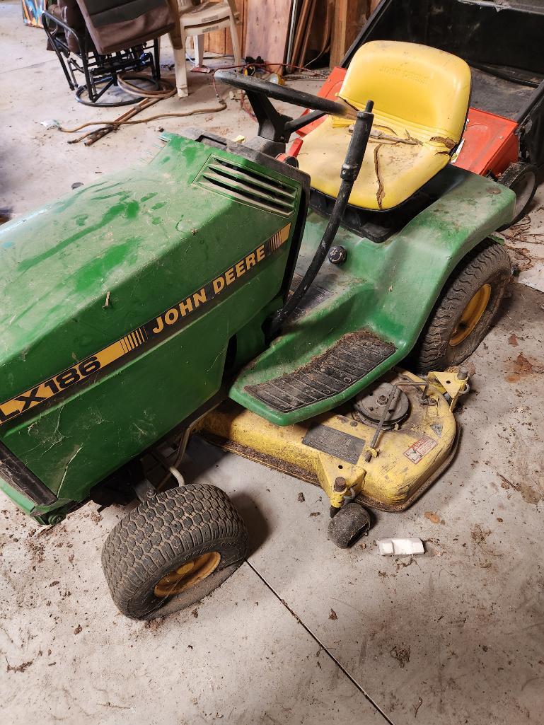 John Deere LX 186 Riding Lawn Mower