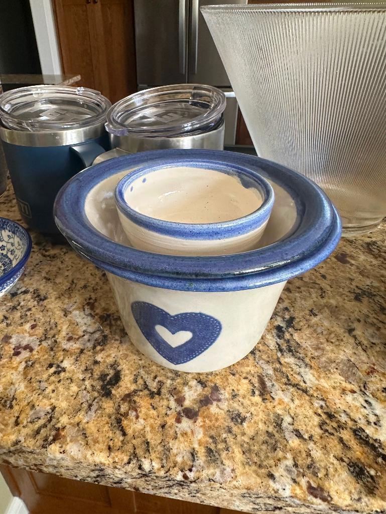 MISC KITCHEN ITEMS INCLUDING SOUP BOWLS, YETI CUPS ETC