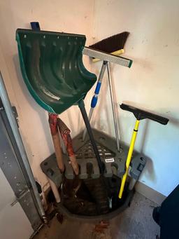 GARDEN TOOLS AND RACK