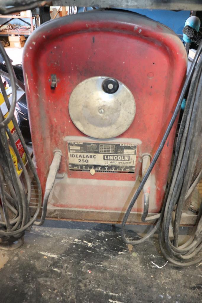 Lincoln IDEAL arc 250 arc welder, Works