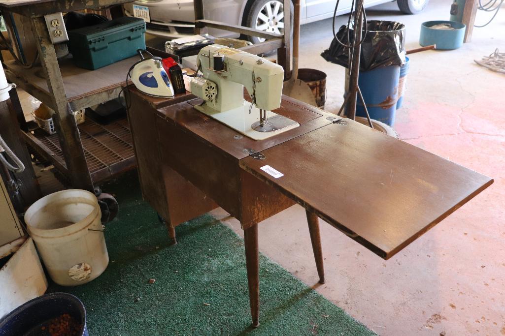 SIGNATURE SEWING MACHINE WITH STAND