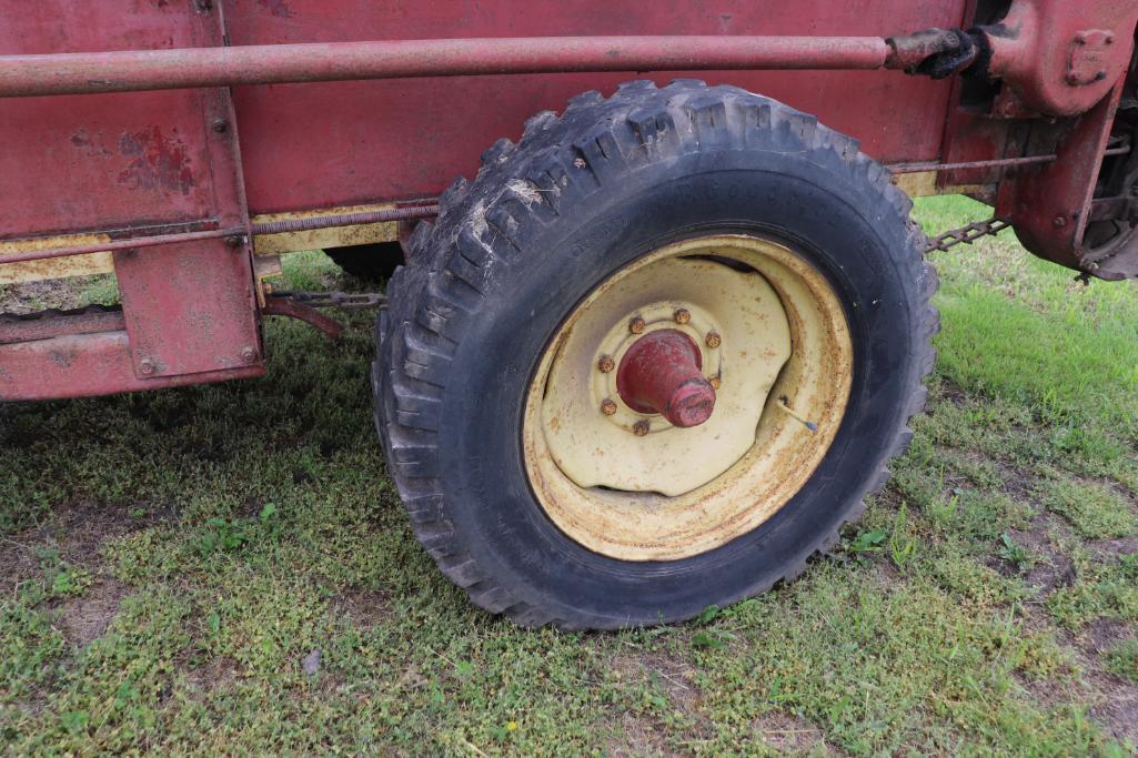 NEW HOLAND 330 MANUER SPREADER
