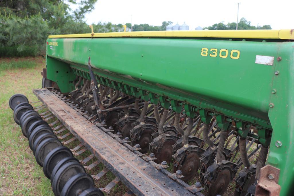 JOHN DEERE 8300 DRILL