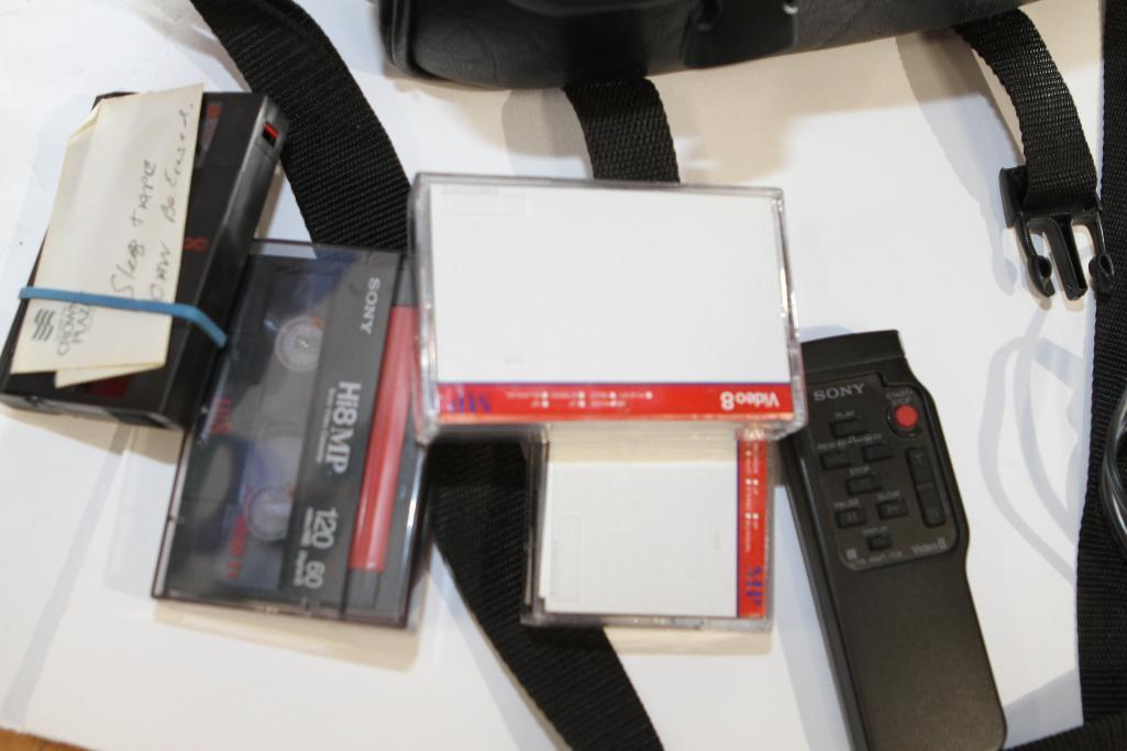 Sony Handycam Vision CCD-TRV36 HI8 with Case and Tapes Remote Charger