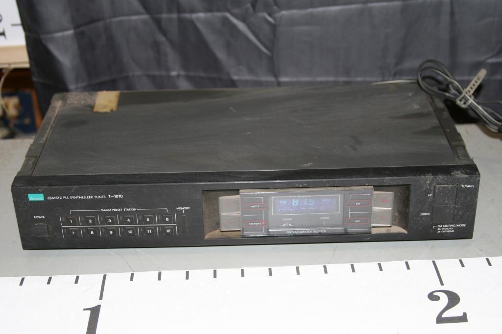 Sansui Quartz PLL Synthesizer Stereo Tuner T-1010 Powers on