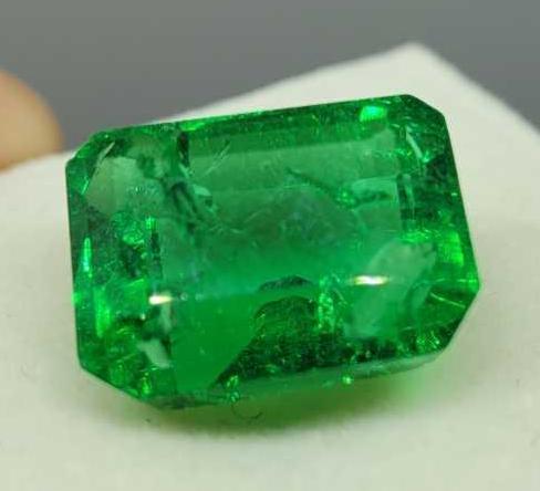 Green Emerald gemstone 9.57ct Emerald cut with gym ID card