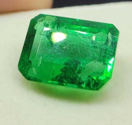 Green Emerald gemstone 9.57ct Emerald cut with gym ID card