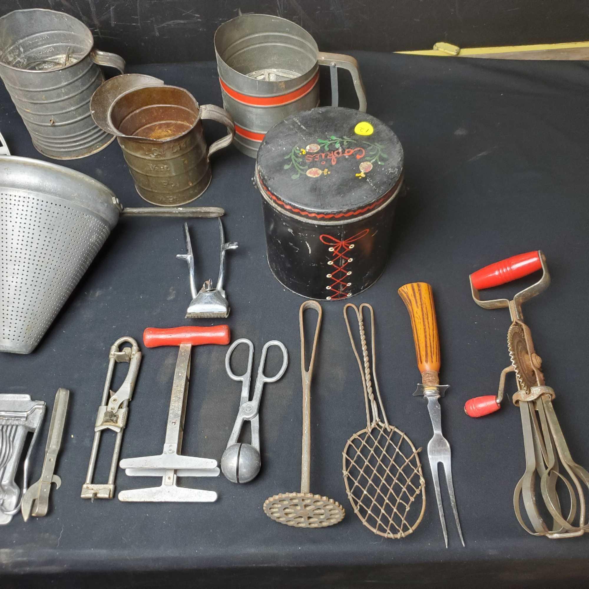 Vintage kitchenware and misc lot