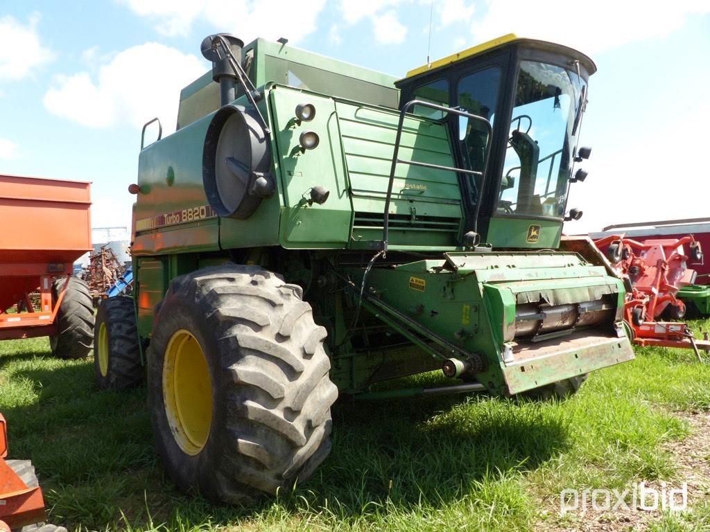 John Deere 8820 Turbo Combine (4WD, 4500 Hours)