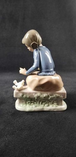 Nao by Lladro Ever So Gently Girl With Doves