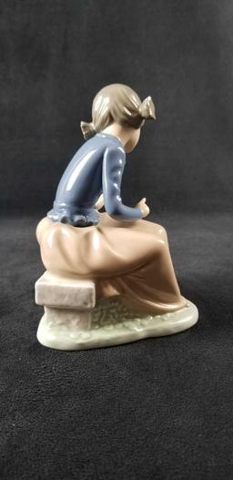 Nao by Lladro Ever So Gently Girl With Doves