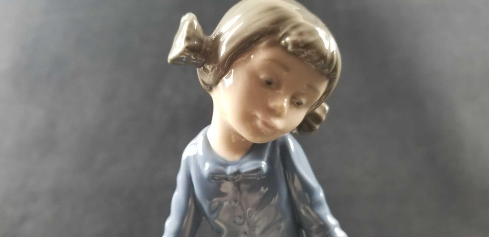 Nao by Lladro Ever So Gently Girl With Doves
