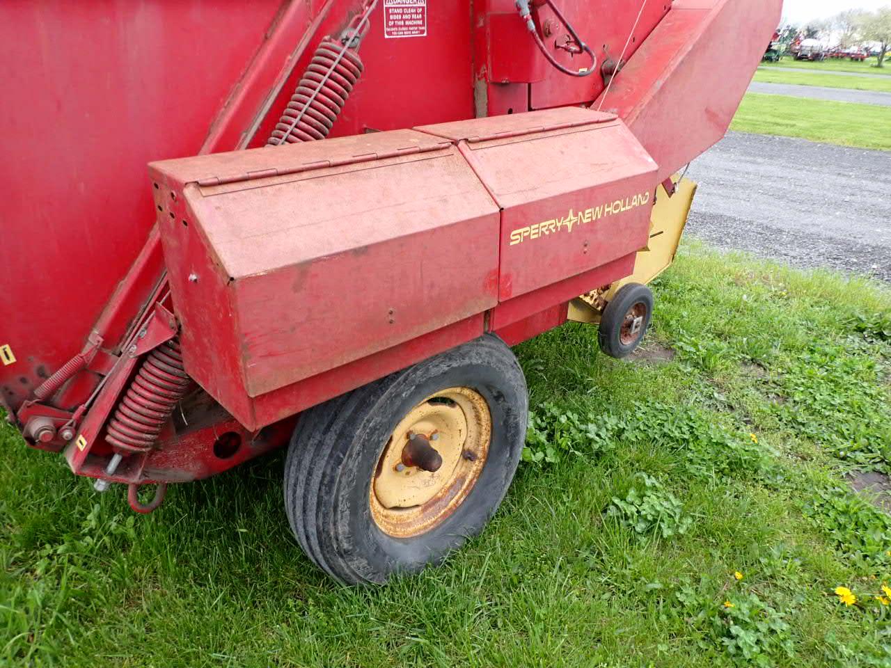 NH 845 Round Baler