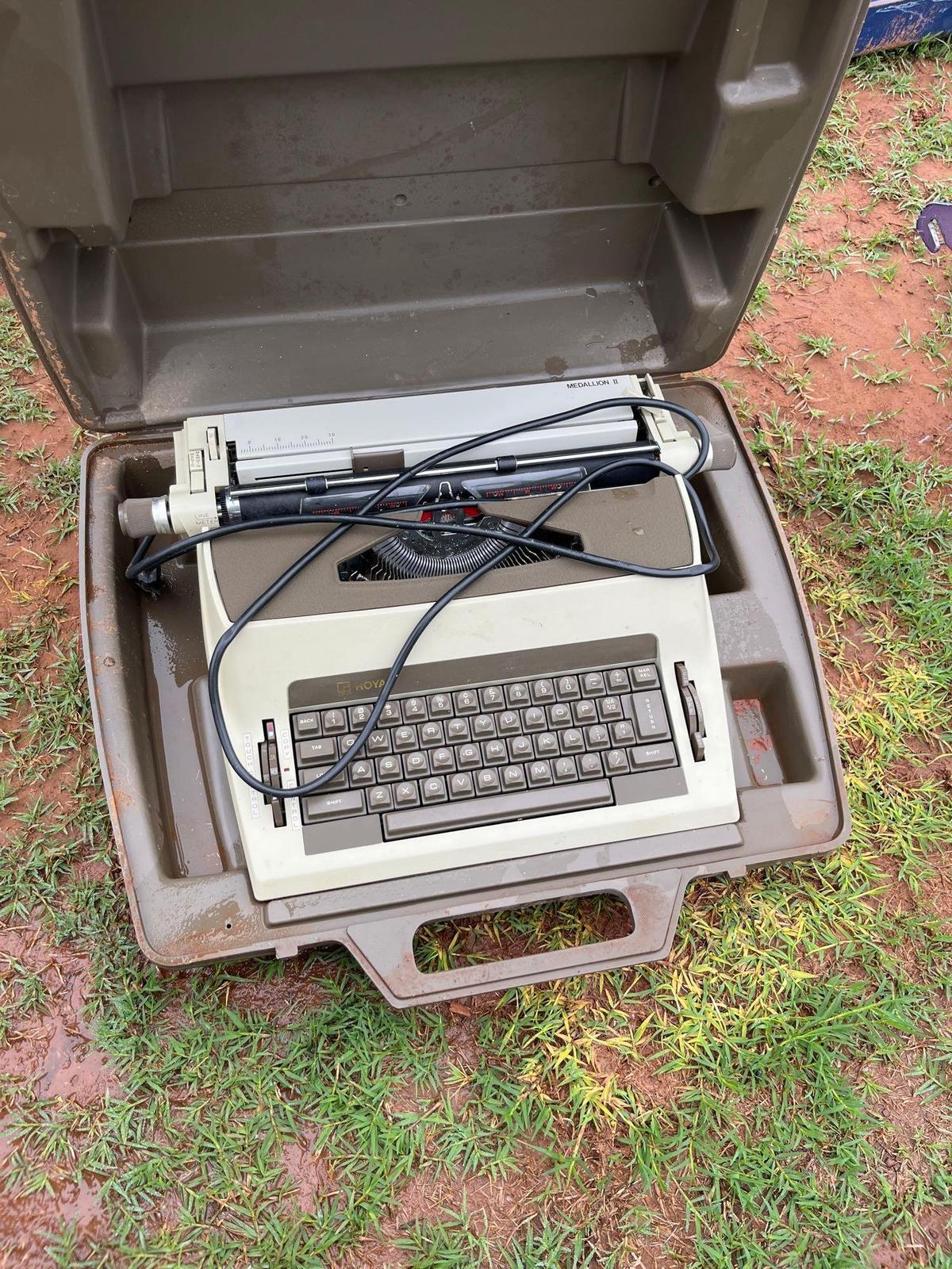 Royal Medallion 2 type writer