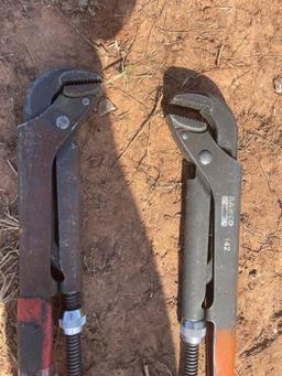 2 universal pipe wrenches