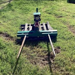 Self contained hydraulic bale spike that connects to gooseneck ball
