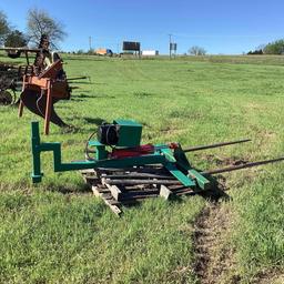 Self contained hydraulic bale spike that connects to gooseneck ball