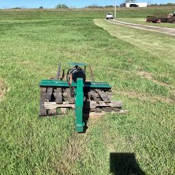 Self contained hydraulic bale spike that connects to gooseneck ball