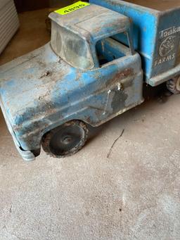 vintage Tonka Farms flatbed and horse trailer