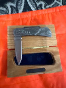 Pocket knife with wooden box