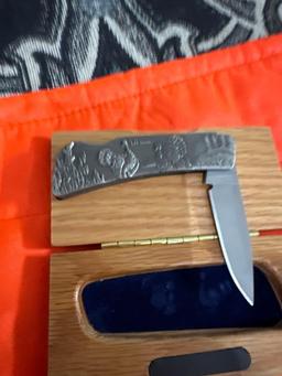 Pocket knife with wooden box