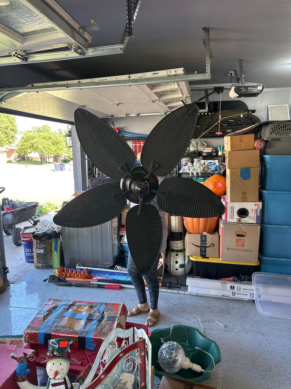 Ceiling fan leaf shaped blades