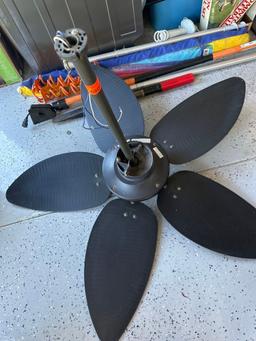 Ceiling fan leaf shaped blades