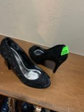 White House Black market 7 1/2 medium high heel