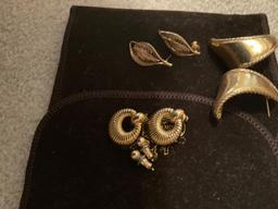 Four pair of earrings, missing backs on one earring per pair earrings only