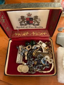 Purse. Oh, oh, come, let us adore him arts heart with buttons and keys. Purse. Chest with pens in it