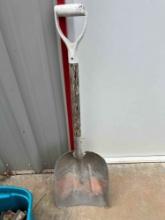 Scoop shovel