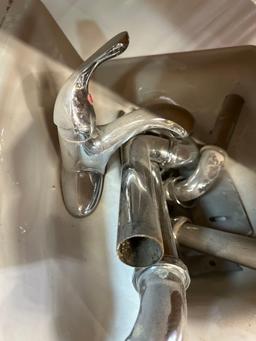 Portion bathroom sink faucet and drain Block Portland