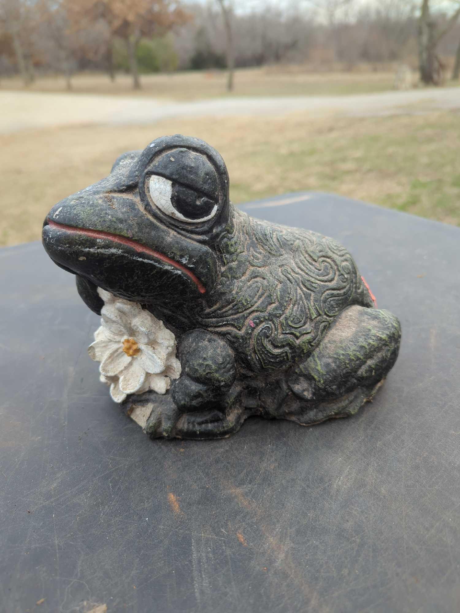 Frog Yard Statue
