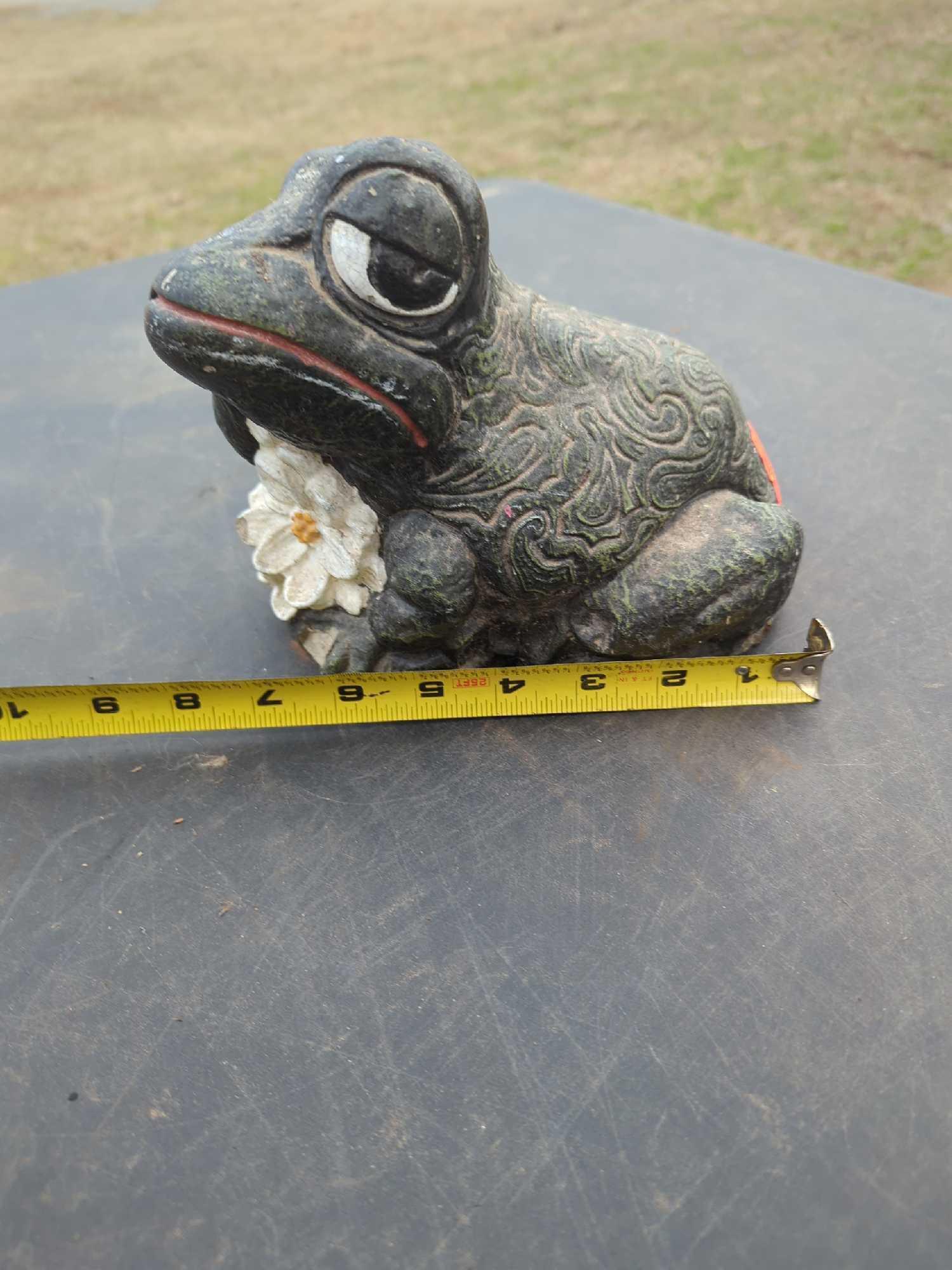 Frog Yard Statue