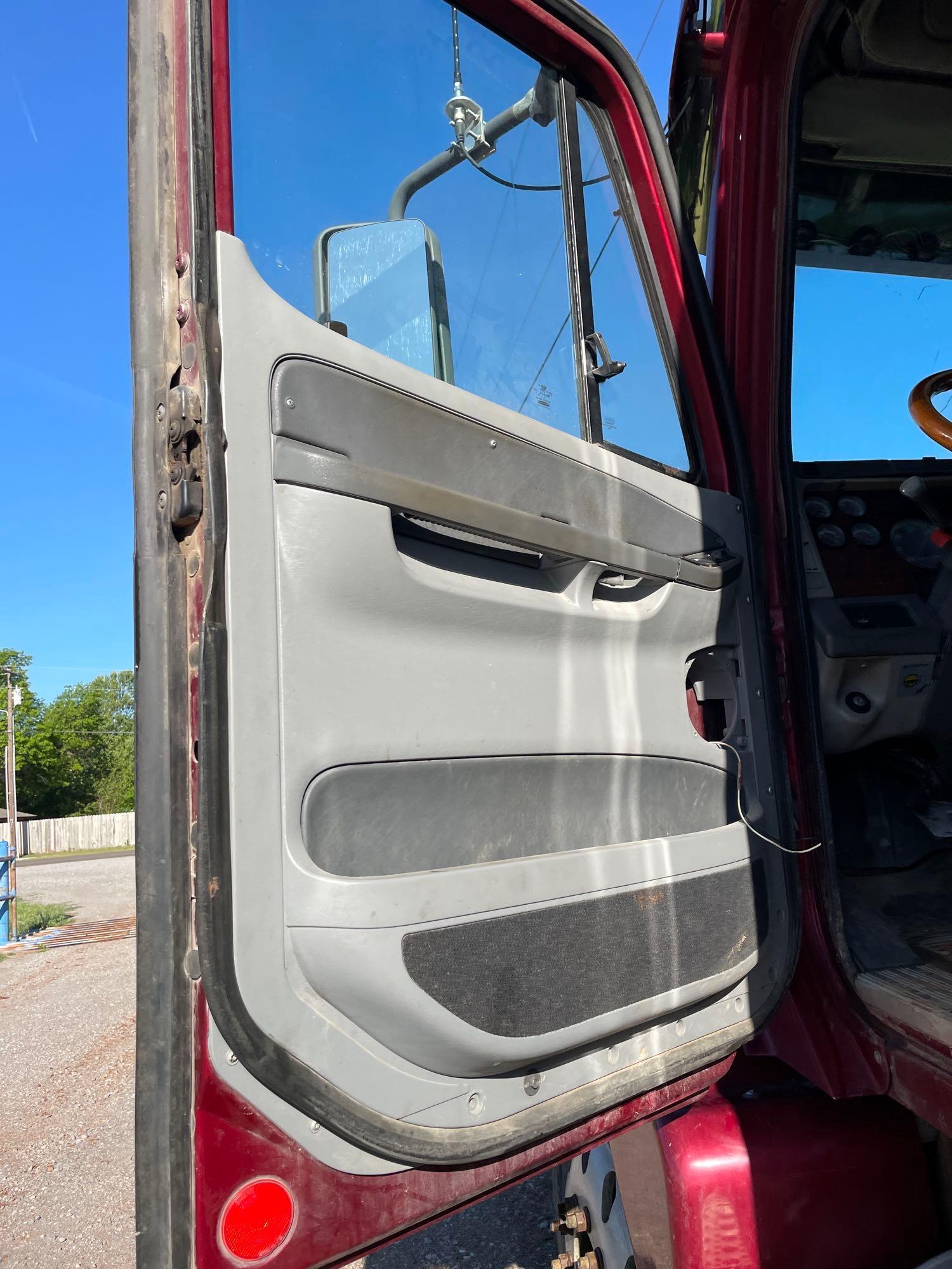 S - 2003 Freightliner Cascadia