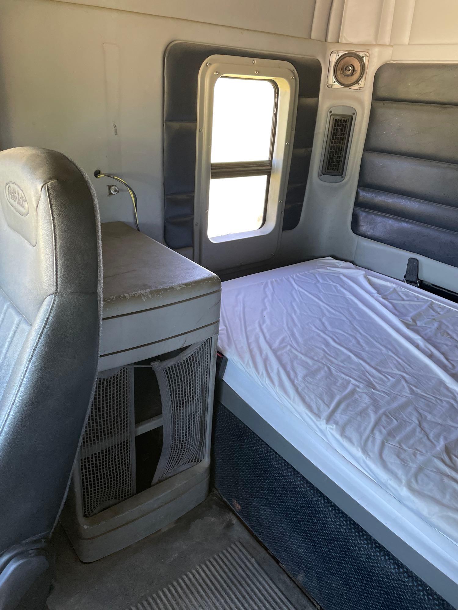S - 2003 Freightliner Cascadia