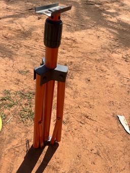 I- encono buster sign stand