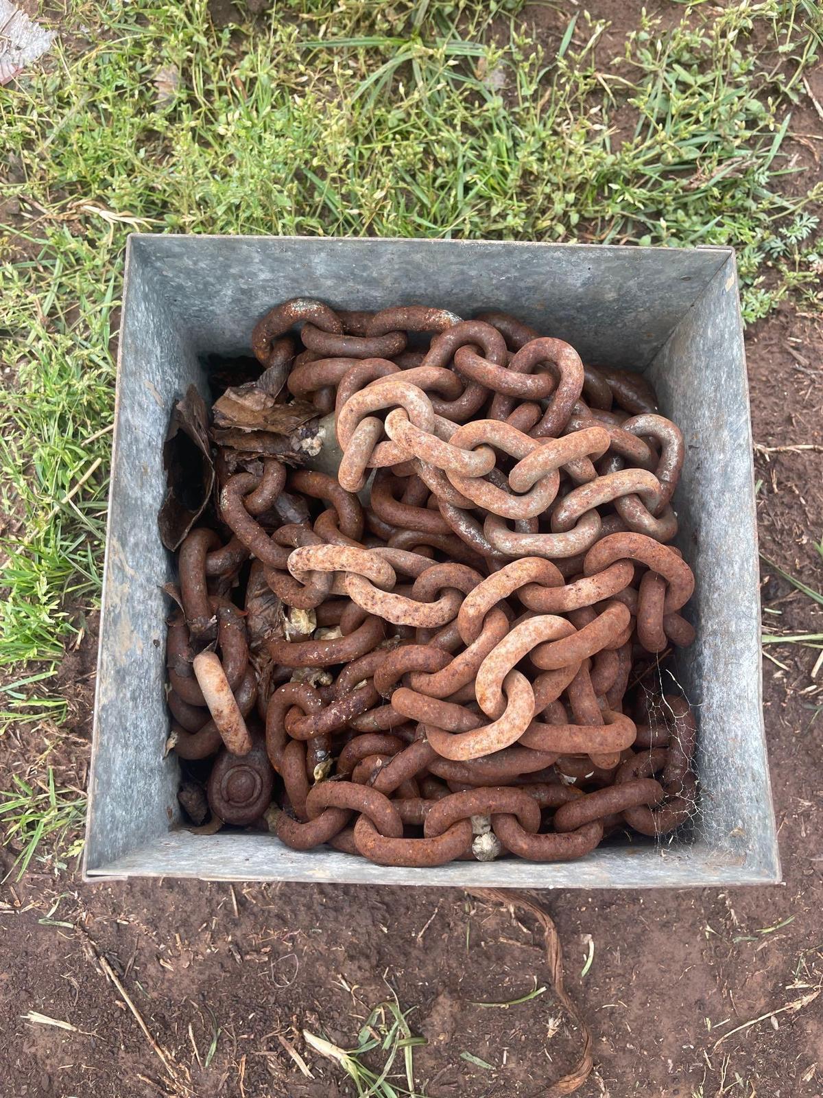 J-small metal box with 2 chains