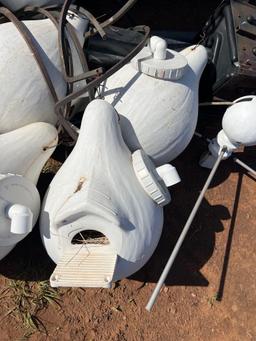 H- gourd rack with crescent gourd birdhouses