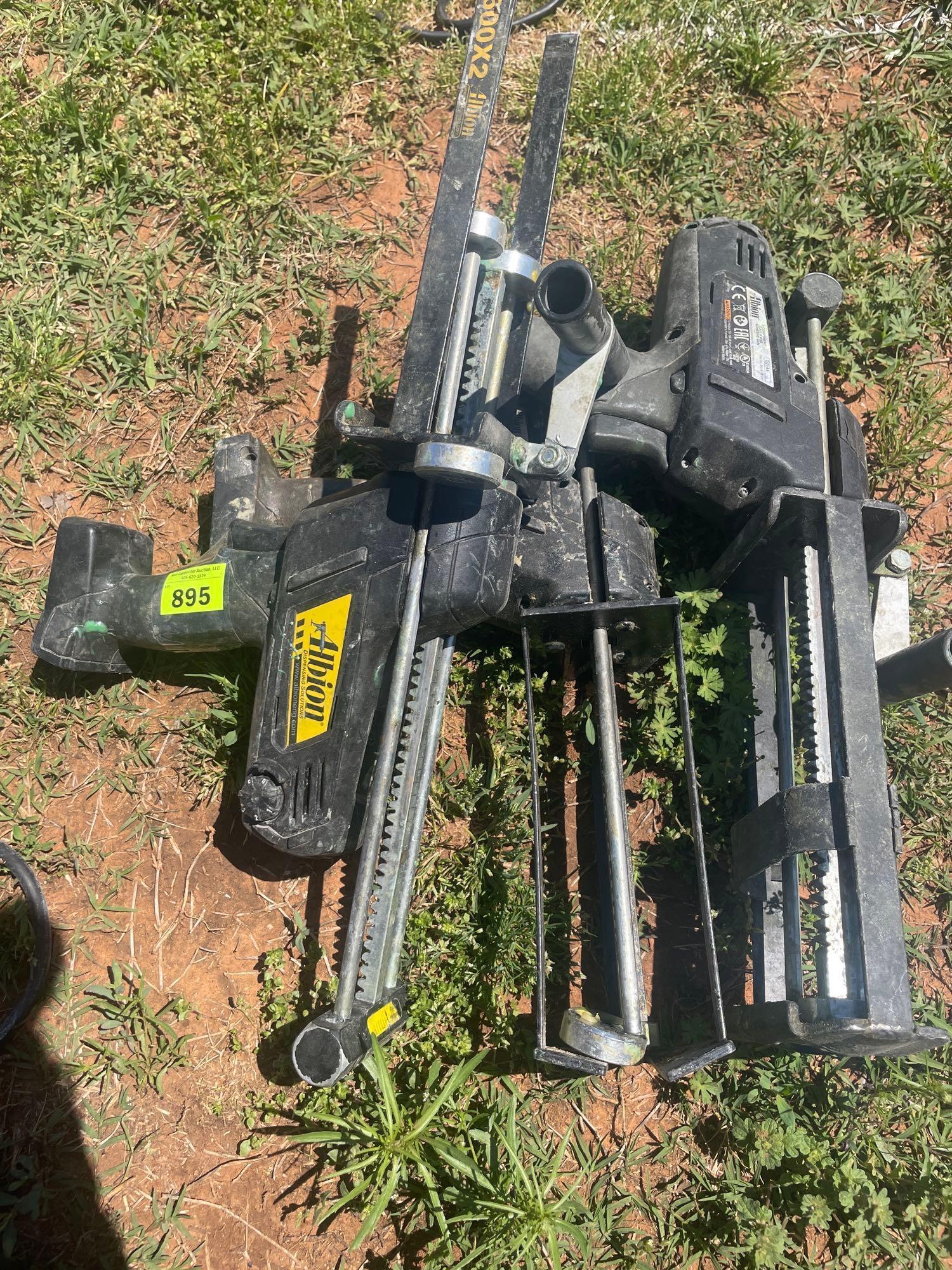 H - adhesive and caulking gun