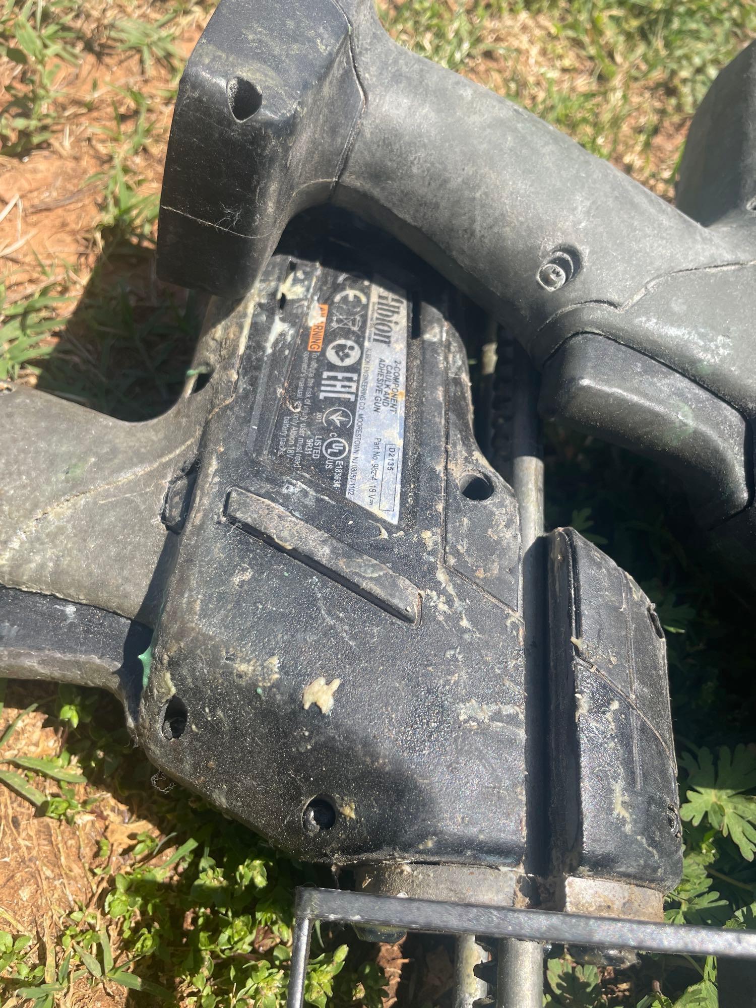 H - adhesive and caulking gun