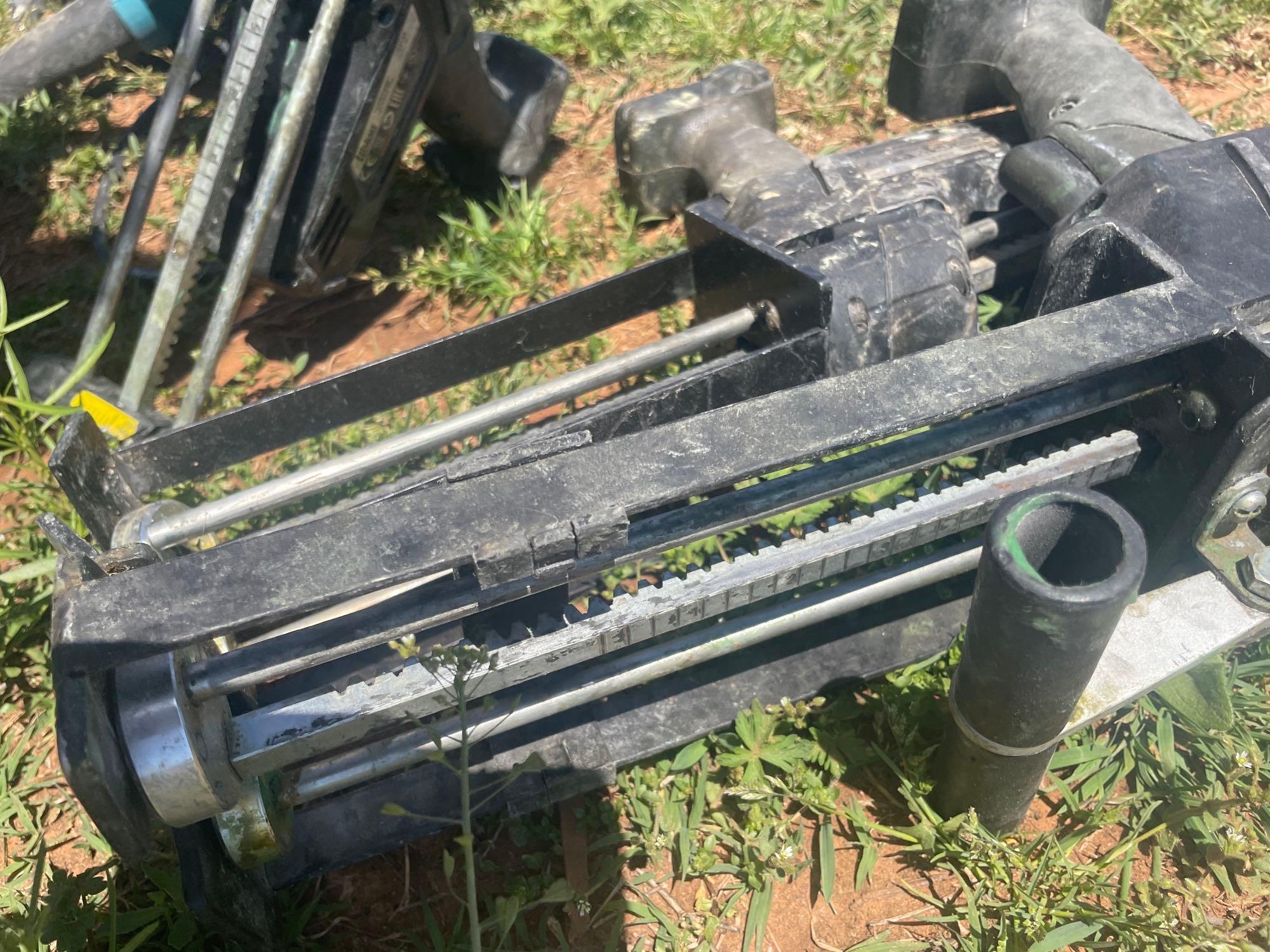 H - adhesive and caulking gun