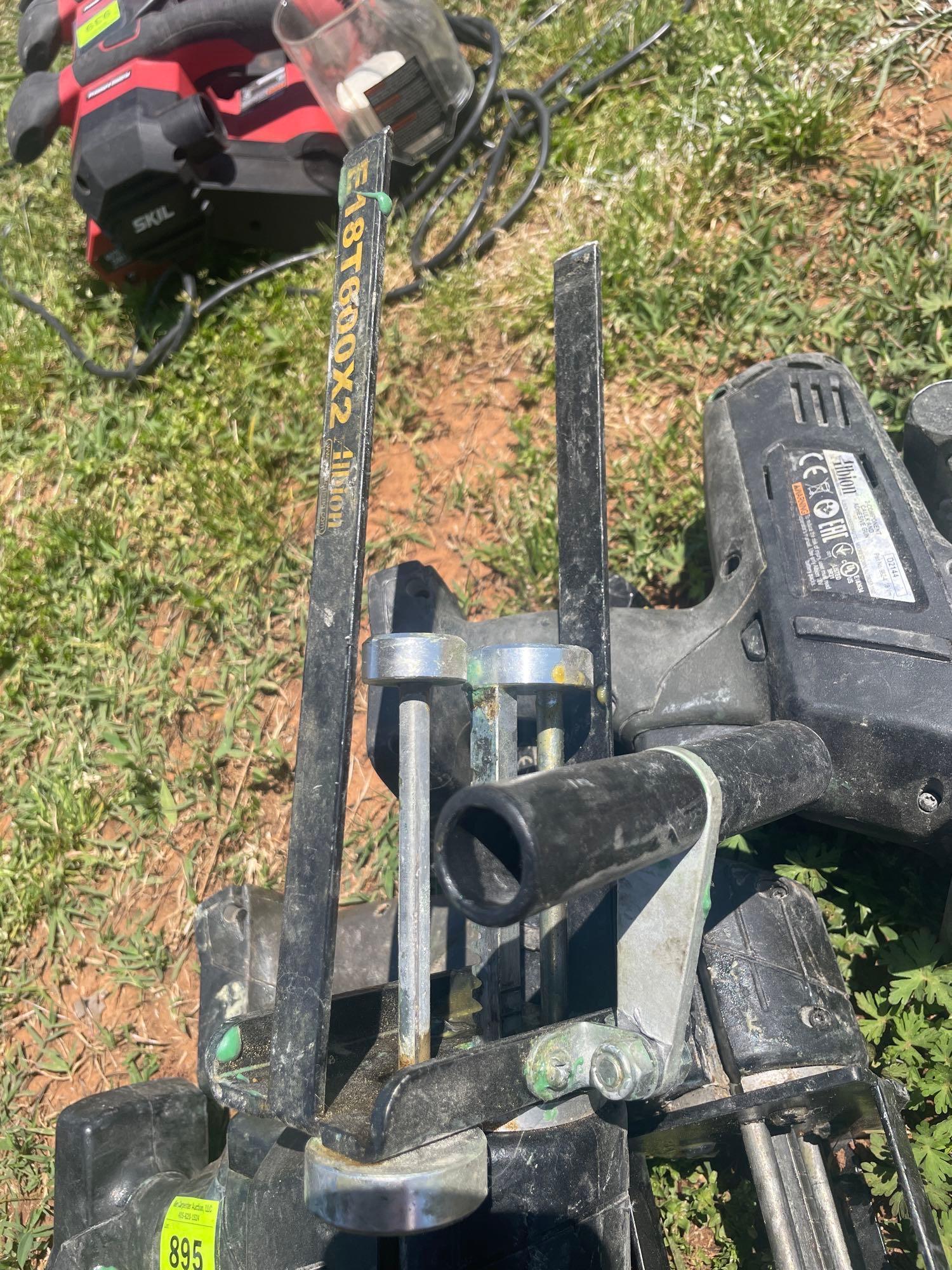 H - adhesive and caulking gun