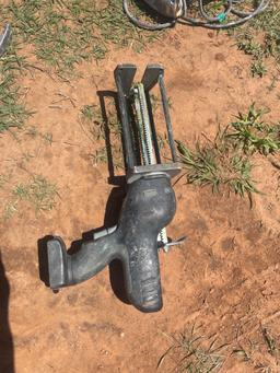 H - adhesive and caulking gun